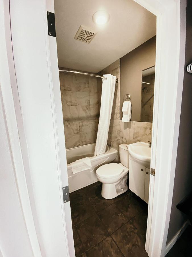 Hinton Highway Inn Екстериор снимка