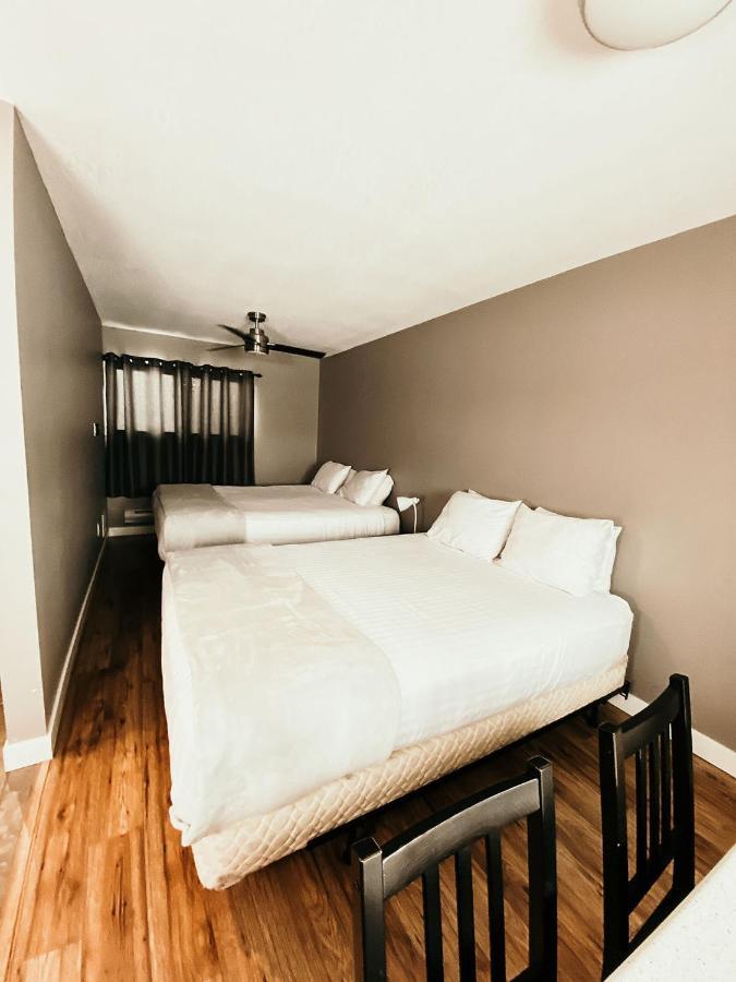 Hinton Highway Inn Екстериор снимка