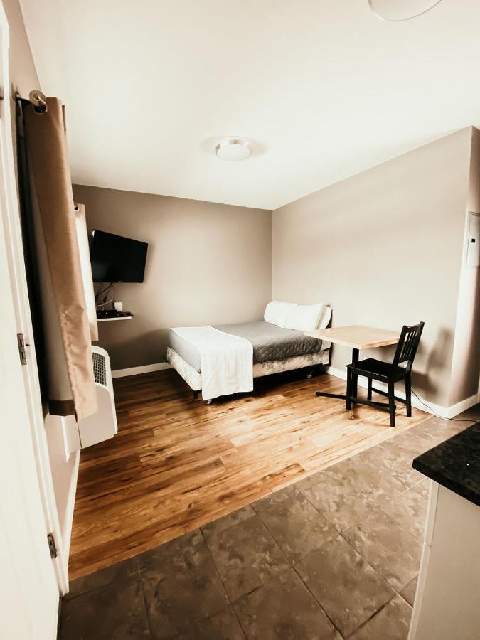 Hinton Highway Inn Екстериор снимка