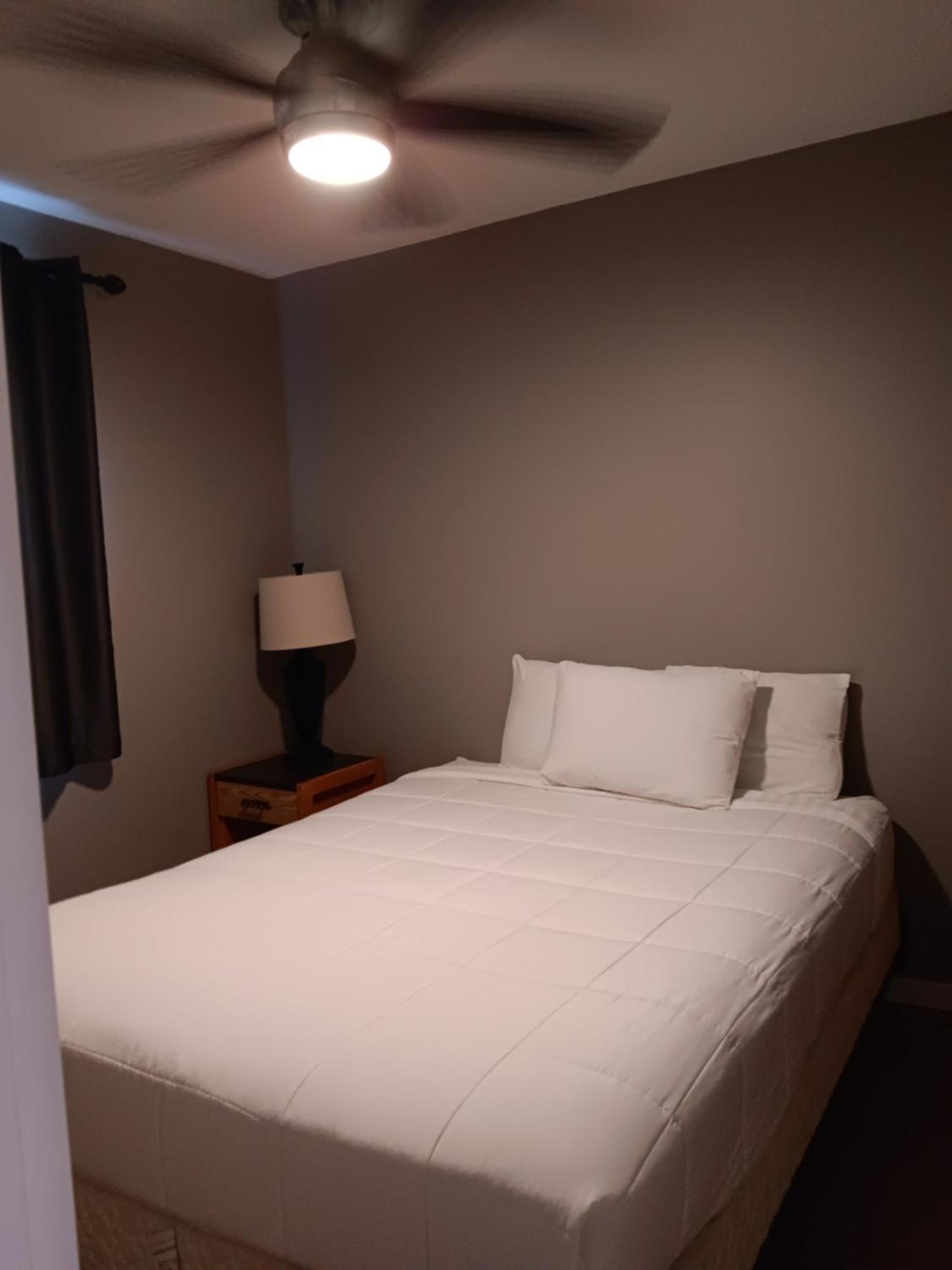 Hinton Highway Inn Екстериор снимка