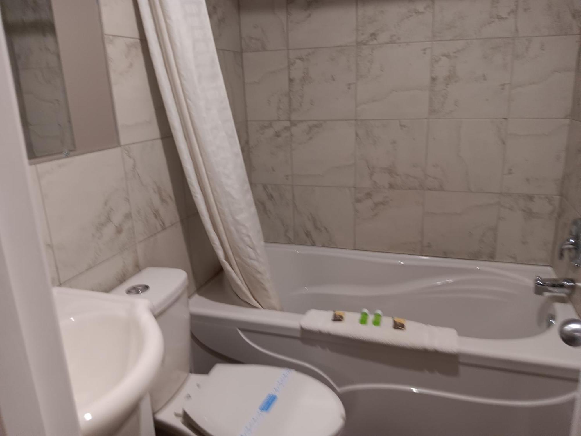 Hinton Highway Inn Екстериор снимка
