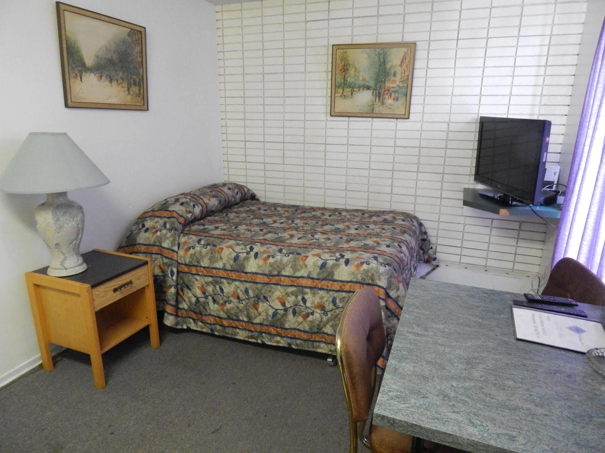 Hinton Highway Inn Екстериор снимка