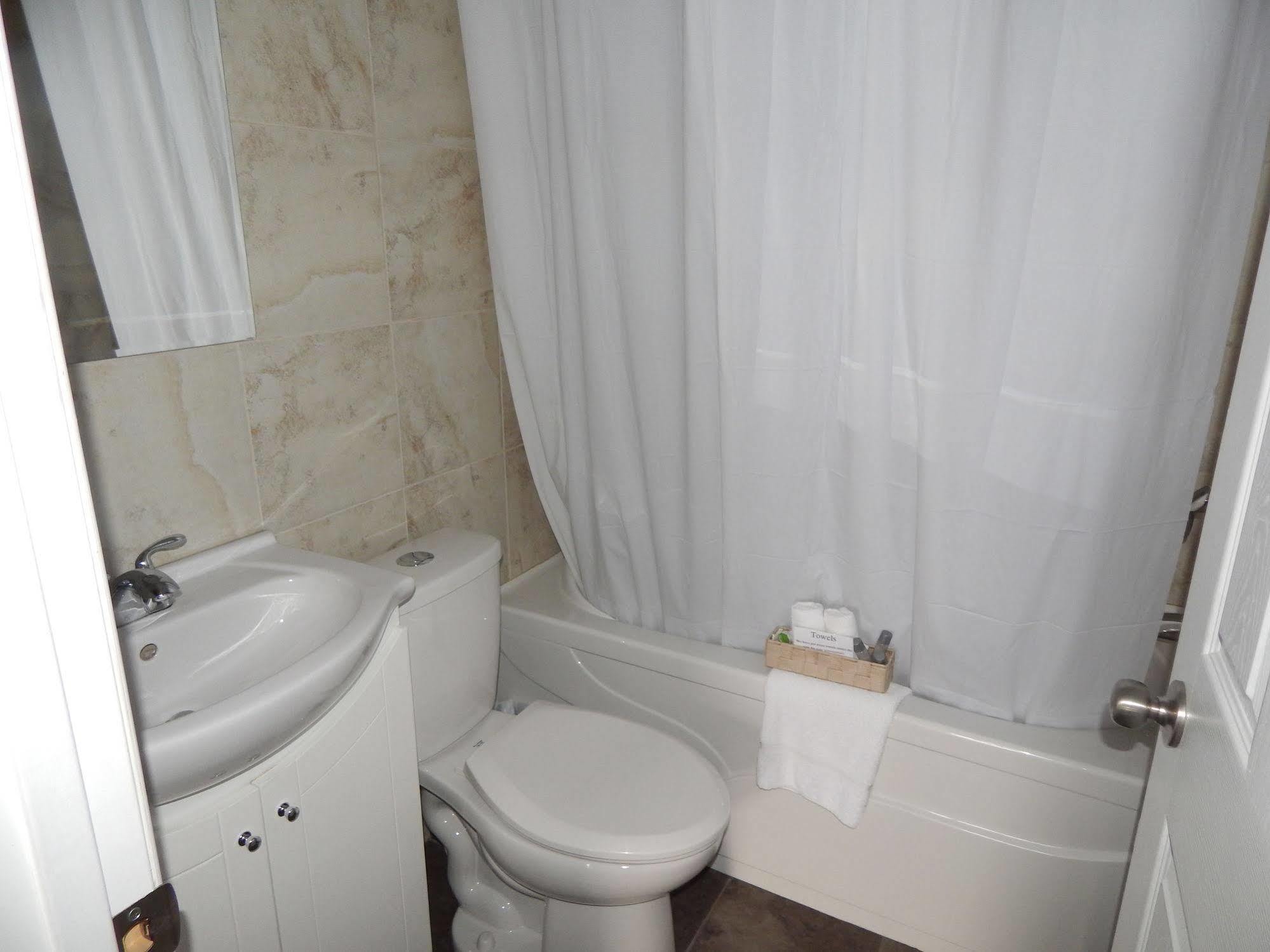 Hinton Highway Inn Екстериор снимка
