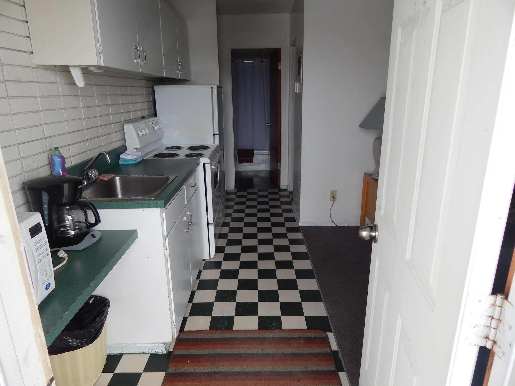 Hinton Highway Inn Екстериор снимка